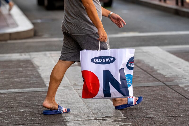 Dickson se ha centrado en hacer que la empresa vuelva a ser “cool”, lo que ha incluido recurrir a famosos como Lindsay Lohan y Troye Sivan para su publicidad. Dickson se ha centrado en hacer que la empresa vuelva a ser “cool”, lo que ha incluido recurrir a famosos como Lindsay Lohan y Troye Sivan para su publicidad.