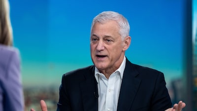 CEO de StanChart se disculpa tras comentarios sobre la IA y el “capital humano de menor valor” CEO de StanChart se disculpa tras comentarios sobre la IA y el “capital humano de menor valor”