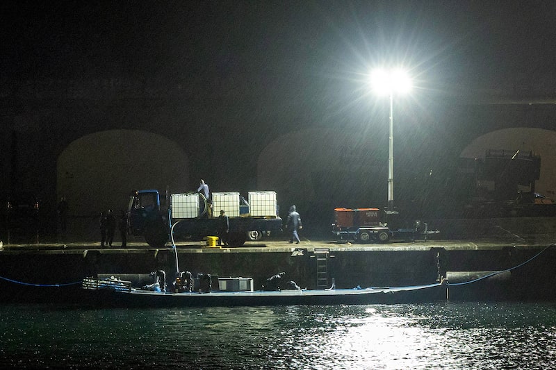 El puerto de Ponta Delgada, en la isla de San Miguel, en las Azores, muestra un submarino semisumergible interceptado. Foto de RUI SOARES/AFP vía Getty Images. El puerto de Ponta Delgada, en la isla de San Miguel, en las Azores, muestra un submarino semisumergible interceptado. Foto de RUI SOARES/AFP vía Getty Images.