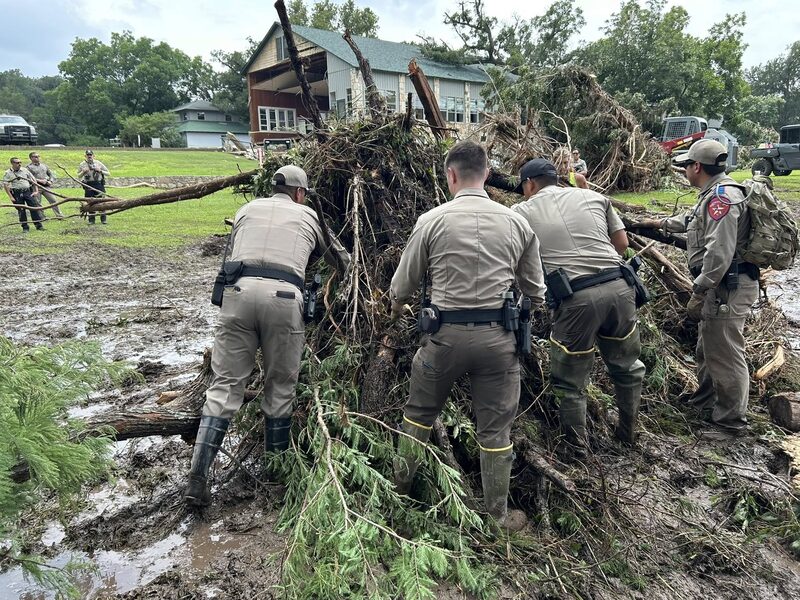 Los esfuerzos de rescate y recuperación continúan con plena fuerza en el condado de Kerr, el 7 de julio de 2025. Los esfuerzos de rescate y recuperación continúan con plena fuerza en el condado de Kerr, el 7 de julio de 2025.