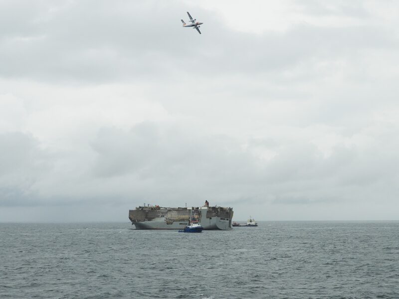 Remolcado a puerto holandés un buque portacoches dañado tras un incendio Remolcado a puerto holandés un buque portacoches dañado tras un incendio
