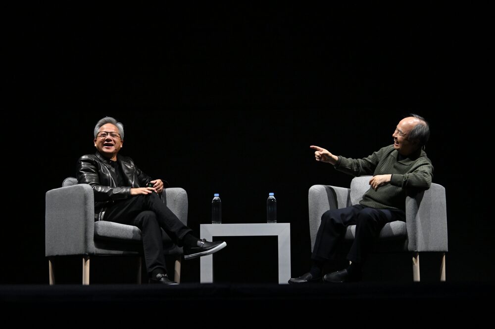 Jensen Huang, a la izquierda, y Masayoshi Son en la Cumbre sobre IA de Nvidia celebrada en Japón el 13 de noviembre. Fotógrafo: Akio Kon/Bloomberg. Jensen Huang, a la izquierda, y Masayoshi Son en la Cumbre sobre IA de Nvidia celebrada en Japón el 13 de noviembre. Fotógrafo: Akio Kon/Bloomberg.