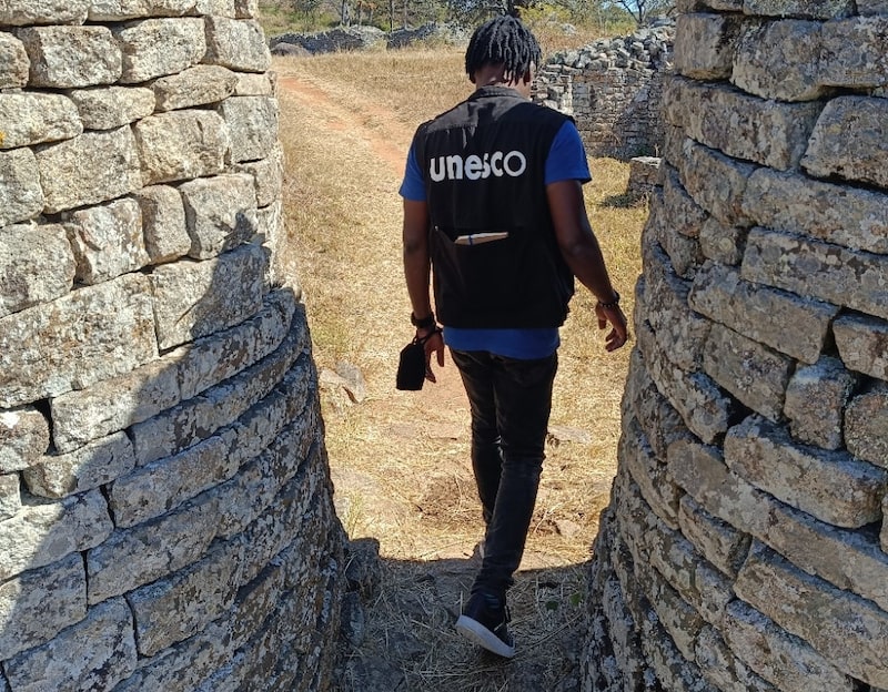 Personal de la Unesco en la antigua ciudad del reino de Zimbabue, el 13 de diciembre de 2023. Personal de la Unesco en la antigua ciudad del reino de Zimbabue, el 13 de diciembre de 2023.