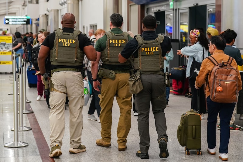 Agentes del ICE en el Aeropuerto Internacional Hartsfield-Jackson de Atlanta (ATL), el lunes 23 de marzo de 2026. Agentes del ICE en el Aeropuerto Internacional Hartsfield-Jackson de Atlanta (ATL), el lunes 23 de marzo de 2026.