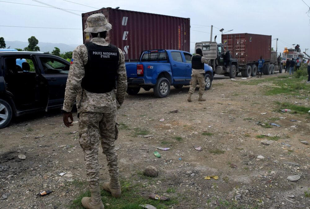 La Policía Nacional de Haití (PNH) ofrece protección a un convoy de ayuda para el terremoto en el sur de Haití. La Policía Nacional de Haití (PNH) ofrece protección a un convoy de ayuda para el terremoto en el sur de Haití.