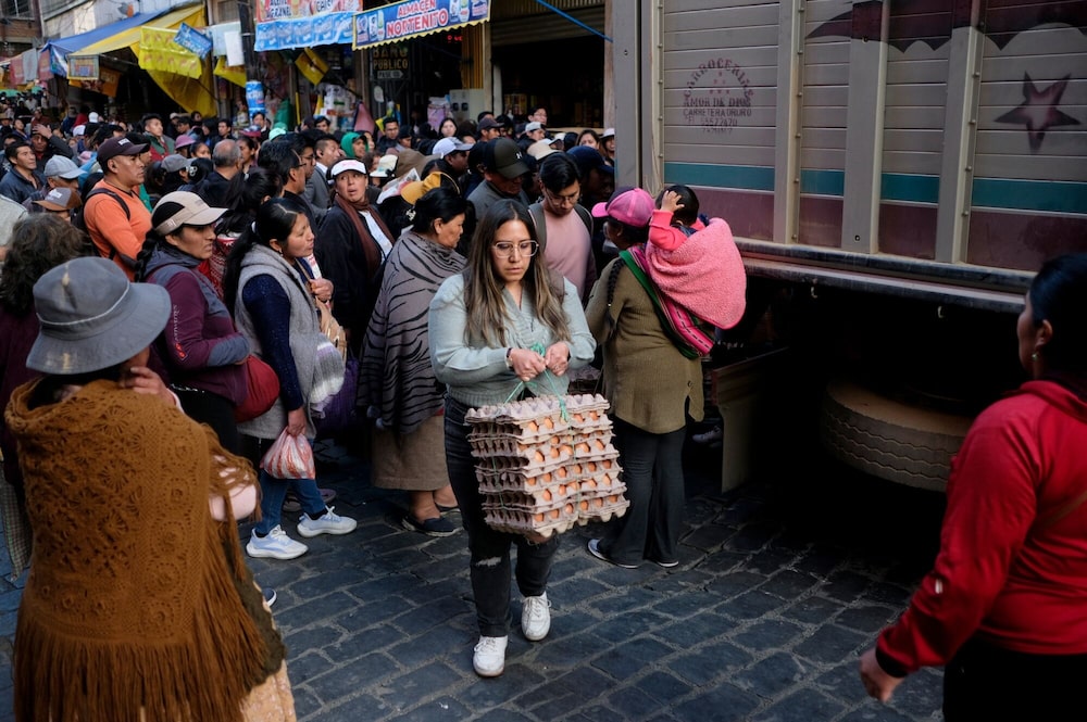 Los residentes hacen fila para recibir alimentos en medio de la escasez en La Paz, Bolivia, el miércoles 3 de junio de 2026. Los residentes hacen fila para recibir alimentos en medio de la escasez en La Paz, Bolivia, el miércoles 3 de junio de 2026.