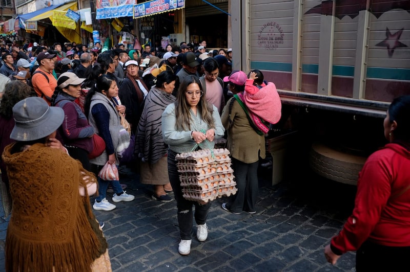 Los residentes hacen fila para recibir alimentos en medio de la escasez en La Paz, Bolivia, el miércoles 3 de junio de 2026. Los residentes hacen fila para recibir alimentos en medio de la escasez en La Paz, Bolivia, el miércoles 3 de junio de 2026.
