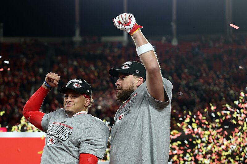 Patrick Mahomes (à esquerda) e Travis Kelce, ídolos do atual bicampeão do Super Bowl, o Kansas City Chiefs Patrick Mahomes (à esquerda) e Travis Kelce, ídolos do atual bicampeão do Super Bowl, o Kansas City Chiefs