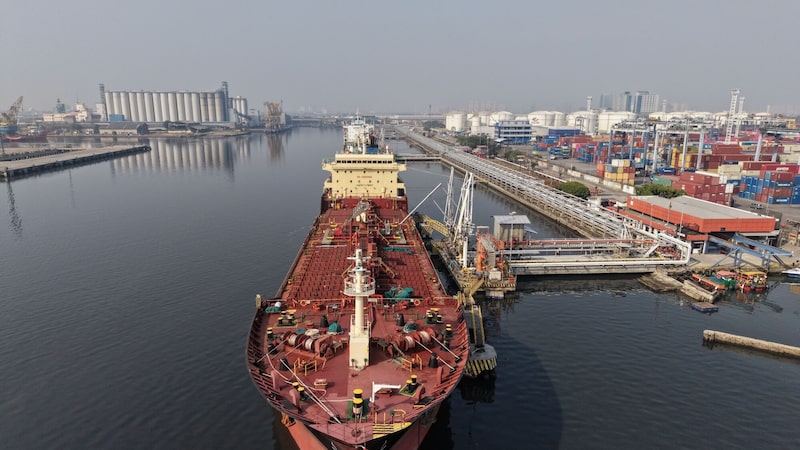 Brent pode passar de US$ 120 o barril se bloqueio de Ormuz persistir, diz Goldman Brent pode passar de US$ 120 o barril se bloqueio de Ormuz persistir, diz Goldman