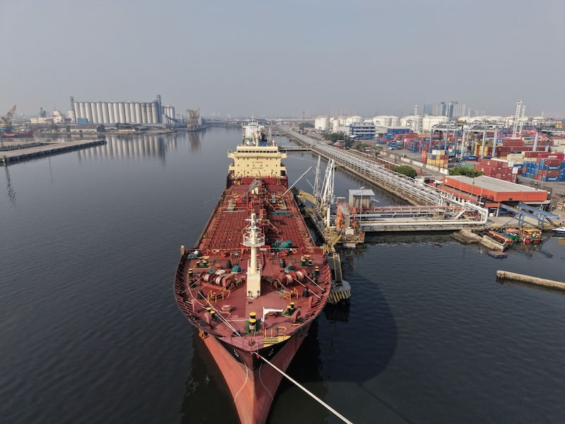 O navio-tanque West Point atracado em uma instalação da PT Pertamina no Porto de Tanjung Priok, em Jacarta, na Indonésia. (Foto: Dimas Ardian/Bloomberg) O navio-tanque West Point atracado em uma instalação da PT Pertamina no Porto de Tanjung Priok, em Jacarta, na Indonésia. (Foto: Dimas Ardian/Bloomberg)