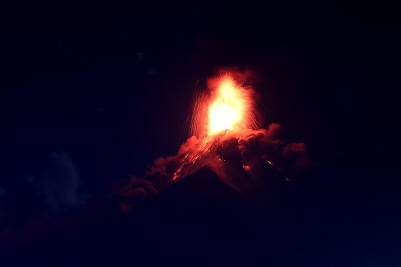 El Volcán de Fuego en fase de erupción masiva en la madrugada del 10 de marzo de 2025. El Volcán de Fuego en fase de erupción masiva en la madrugada del 10 de marzo de 2025.