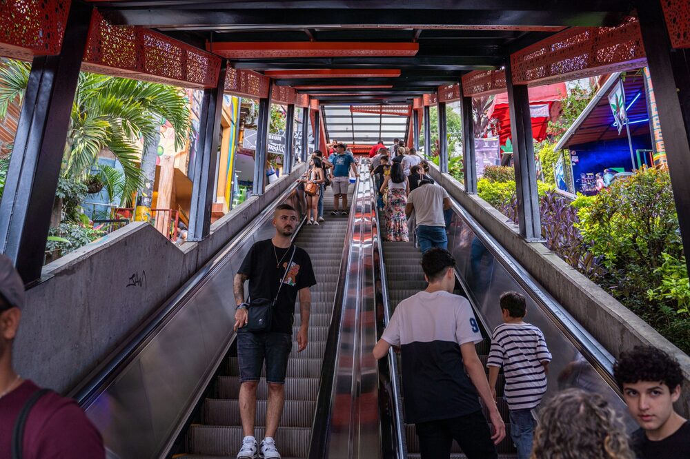 Escaleras mecánicas en el barrio Comuna 13 de Medellín, Colombia, el miércoles 5 de abril de 2023 Escaleras mecánicas en el barrio Comuna 13 de Medellín, Colombia, el miércoles 5 de abril de 2023