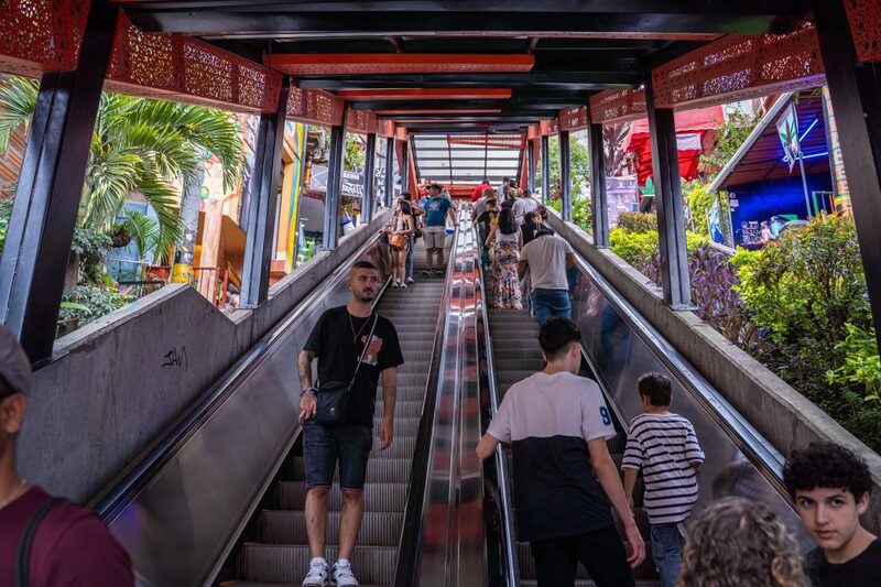 Escaleras mecánicas en el barrio Comuna 13 de Medellín, Colombia, el miércoles 5 de abril de 2023 Escaleras mecánicas en el barrio Comuna 13 de Medellín, Colombia, el miércoles 5 de abril de 2023