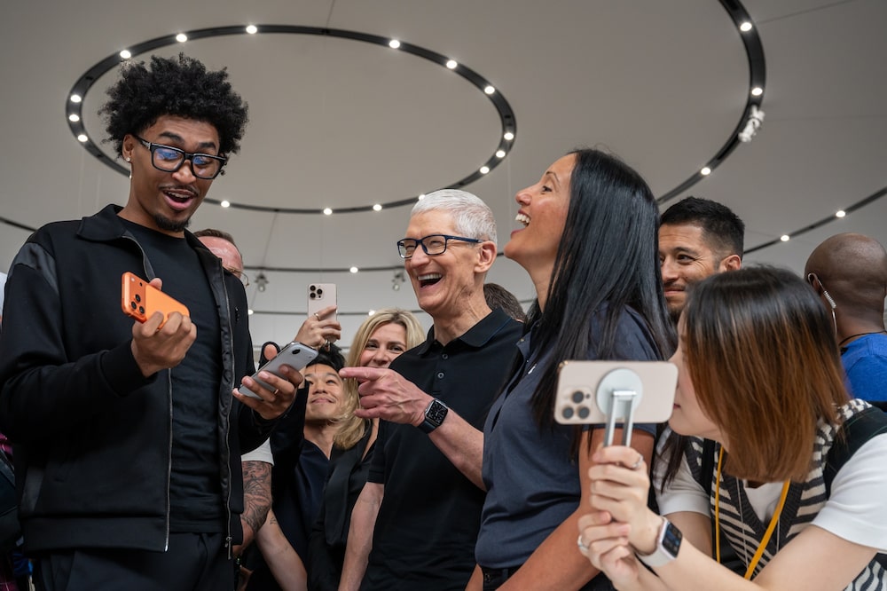 Tim Cook y el jugador de la NBA Dylan Harper en el evento de presentación del iPhone 17 en Apple Park. Fotógrafo: David Paul Morris/Bloomberg Tim Cook y el jugador de la NBA Dylan Harper en el evento de presentación del iPhone 17 en Apple Park. Fotógrafo: David Paul Morris/Bloomberg