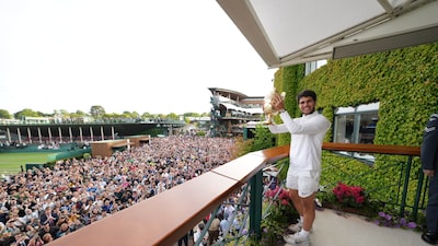 Carlos Alcaraz vence a Novak Djokovic y gana su primer título en Wimbledon Carlos Alcaraz vence a Novak Djokovic y gana su primer título en Wimbledon