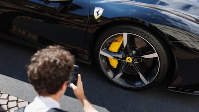 Ferrari tranquiliza al mercado con sólidas previsiones y acciones se disparan Ferrari tranquiliza al mercado con sólidas previsiones y acciones se disparan