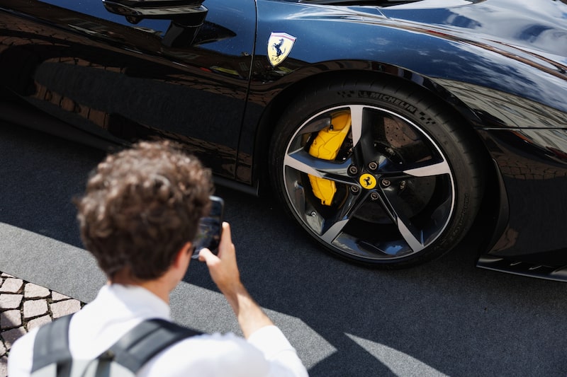 Un asistente fotografía un deportivo Ferrari en el Salón del Automóvil de Turín, en Turín, Italia, el sábado 27 de septiembre de 2025. Fotógrafo: Giuliano Berti/Bloomberg Un asistente fotografía un deportivo Ferrari en el Salón del Automóvil de Turín, en Turín, Italia, el sábado 27 de septiembre de 2025. Fotógrafo: Giuliano Berti/Bloomberg