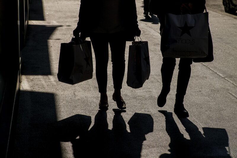 Siluetas de peatones que llevan bolsas de compra. Siluetas de peatones que llevan bolsas de compra.