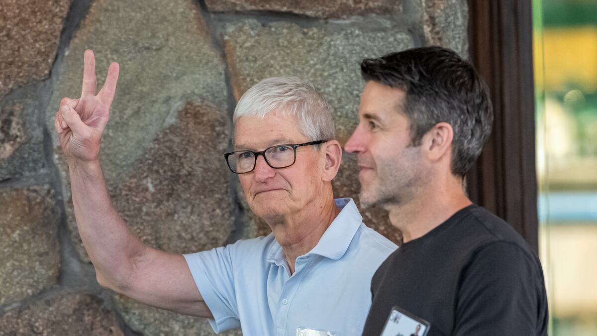 Tim Cook cede el mando de Apple tras llevarla a los US$4,5 billones y el reto que le hereda a John Ternus