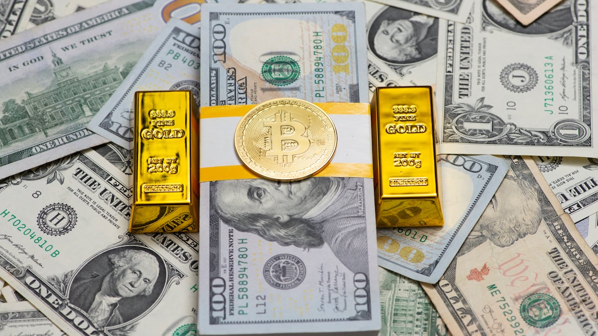 Oro vs. bitcoin: cuánto tener de cada uno y qué riesgos considerar en un portafolio de inversión