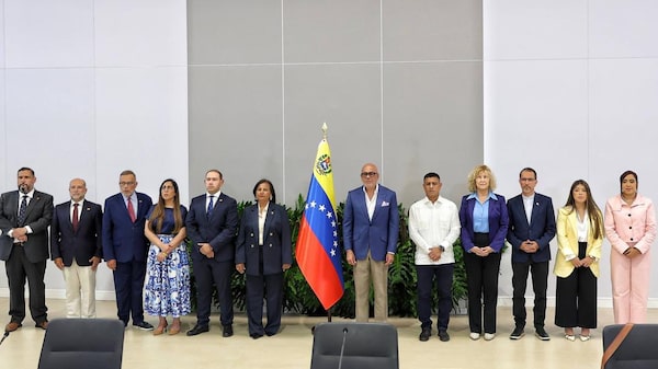 Chavismo y oposición venezolana instalan formalmente una nueva mesa de diálogo Chavismo y oposición venezolana instalan formalmente una nueva mesa de diálogo