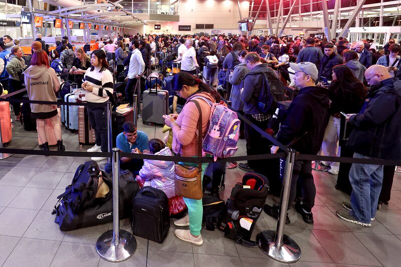 Passageiros aguardam voo no aeroporto de Sydney, na Austrália: sistemas enfrentam queda após pane global Passageiros aguardam voo no aeroporto de Sydney, na Austrália: sistemas enfrentam queda após pane global