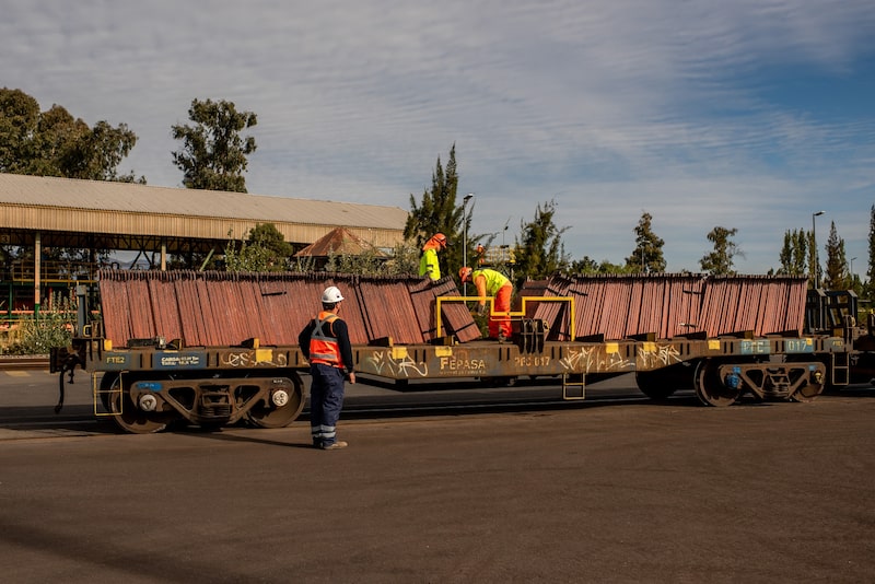 En una planta de procesamiento de cobre en El Olivar, Chile, los trabajadores revisan los ánodos de cobre cargados para su envío. Fotógrafo: Cristóbal Olivares/Bloomberg. En una planta de procesamiento de cobre en El Olivar, Chile, los trabajadores revisan los ánodos de cobre cargados para su envío. Fotógrafo: Cristóbal Olivares/Bloomberg.