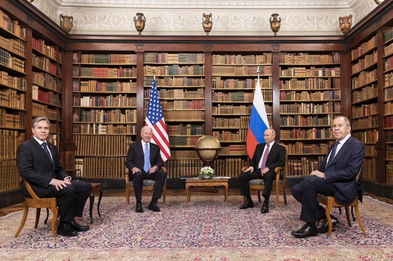 El secretario de Estado de Estados Unidos, Antony Blinken, el presidente de Estados Unidos, Joe Biden, el presidente ruso, Vladimir Putin, y el ministro de Asuntos Exteriores ruso, Sergei Lavrov, se reúnen durante la cumbre entre Estados Unidos y Rusia en Villa La Grange el 16 de junio de 2021 en Ginebra, Suiza. El secretario de Estado de Estados Unidos, Antony Blinken, el presidente de Estados Unidos, Joe Biden, el presidente ruso, Vladimir Putin, y el ministro de Asuntos Exteriores ruso, Sergei Lavrov, se reúnen durante la cumbre entre Estados Unidos y Rusia en Villa La Grange el 16 de junio de 2021 en Ginebra, Suiza.