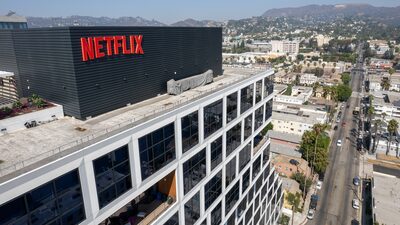 Após ação quase dobrar em um ano, Netflix impõe dilema a investidor: é hora de vender? Após ação quase dobrar em um ano, Netflix impõe dilema a investidor: é hora de vender?