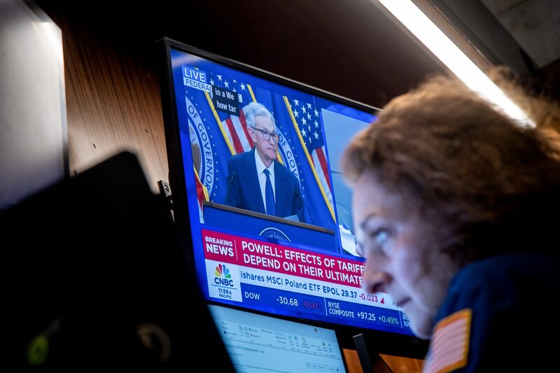 George Saravelos, chefe global de estratégia cambial do Deutsche, disse que o mercado 'precifica uma probabilidade muito baixa' de Powell ser removido do cargo George Saravelos, chefe global de estratégia cambial do Deutsche, disse que o mercado 'precifica uma probabilidade muito baixa' de Powell ser removido do cargo