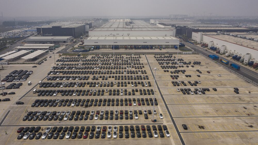 Veículos em um pátio na "gigafábrica" da Tesla em Xangai, na China Veículos em um pátio na "gigafábrica" da Tesla em Xangai, na China