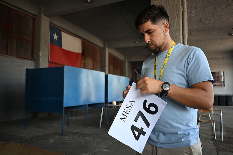 Un trabajador del municipio de Nunoa prepara un centro de votación en el Estadio Nacional antes de la segunda vuelta de las elecciones presidenciales en Santiago, el 13 de diciembre de 2025. Un trabajador del municipio de Nunoa prepara un centro de votación en el Estadio Nacional antes de la segunda vuelta de las elecciones presidenciales en Santiago, el 13 de diciembre de 2025.