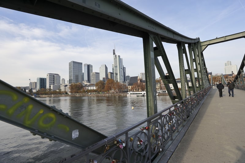 La sede de Commerzbank AG en el horizonte del distrito financiero de Frankfurt, Alemania, el miércoles 10 de noviembre de 2021. La sede de Commerzbank AG en el horizonte del distrito financiero de Frankfurt, Alemania, el miércoles 10 de noviembre de 2021.