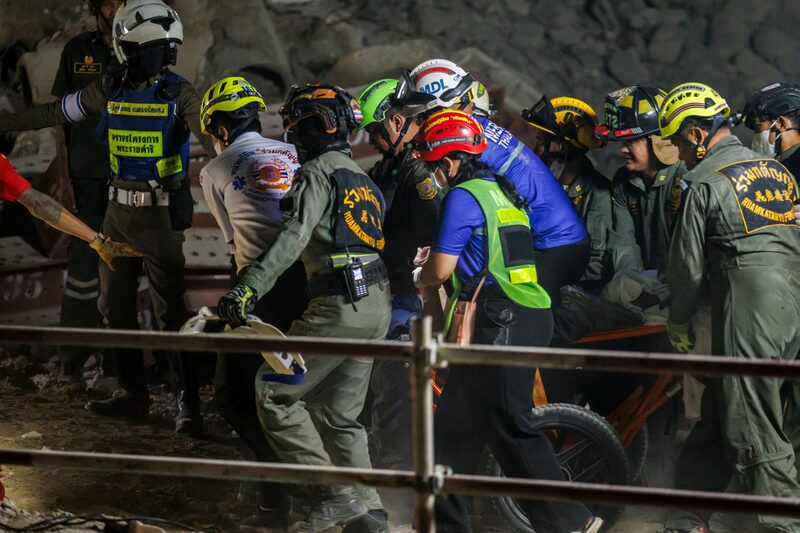 Los trabajadores de emergencia llevan a uno de los trabajadores de la construcción atrapados en una camilla en el lugar de un edificio derrumbado, que estaba en construcción, después de un terremoto en Bangkok, Tailandia, viernes, 28 de marzo de 2025. Myanmar sufrió el mayor terremoto en un siglo, que sacudió edificios y provocó evacuaciones en los vecinos Vietnam y Tailandia. Los trabajadores de emergencia llevan a uno de los trabajadores de la construcción atrapados en una camilla en el lugar de un edificio derrumbado, que estaba en construcción, después de un terremoto en Bangkok, Tailandia, viernes, 28 de marzo de 2025. Myanmar sufrió el mayor terremoto en un siglo, que sacudió edificios y provocó evacuaciones en los vecinos Vietnam y Tailandia.