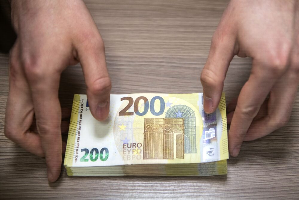 Una pila de billetes de 200 euros en Polonia. Una pila de billetes de 200 euros en Polonia.
