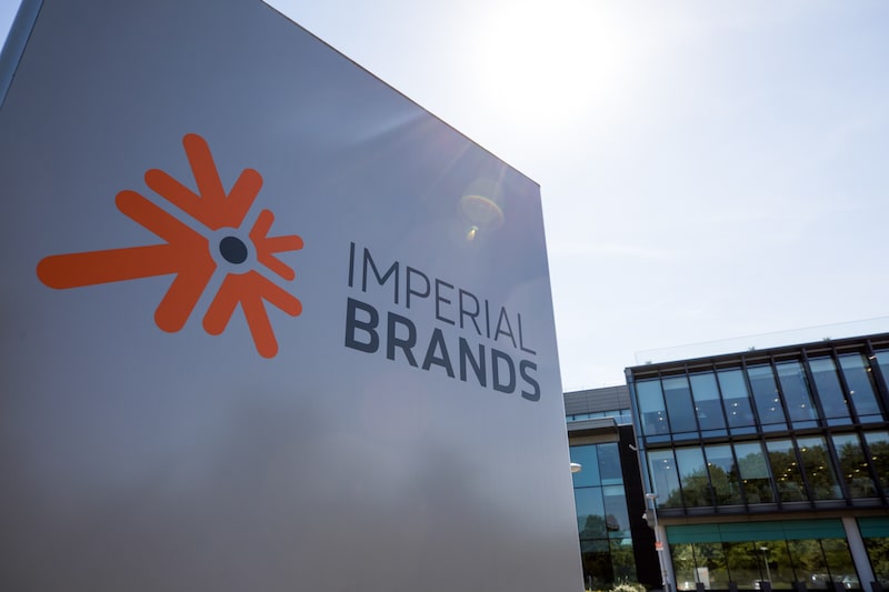 El logo de la empresa aparece en un letrero ubicado frente a las oficinas centrales de Imperial Brands Plc en Bristol, Reino Unido. El logo de la empresa aparece en un letrero ubicado frente a las oficinas centrales de Imperial Brands Plc en Bristol, Reino Unido.