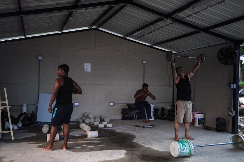 De la Espriella considerou o processo de paz estabelecido no governo anterior uma farsa e iniciou uma ofensiva militar significativa contra grupos militantes. (Foto: Ivan Valencia/Bloomberg) De la Espriella considerou o processo de paz estabelecido no governo anterior uma farsa e iniciou uma ofensiva militar significativa contra grupos militantes. (Foto: Ivan Valencia/Bloomberg)