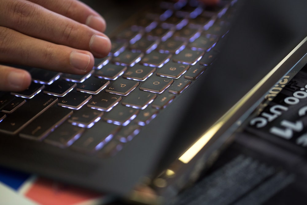 Manos sobre teclado de computadora Manos sobre teclado de computadora