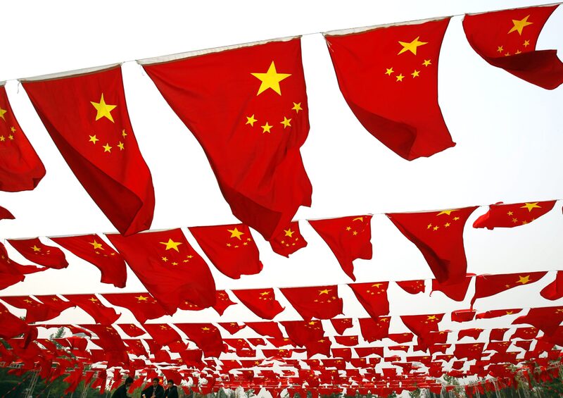 Chinos visitan un espectáculo de la bandera nacional en el parque Chaoyang el 30 de septiembre de 2006 en Beijing, China. (Foto de China Photos/Getty Images). Chinos visitan un espectáculo de la bandera nacional en el parque Chaoyang el 30 de septiembre de 2006 en Beijing, China. (Foto de China Photos/Getty Images).