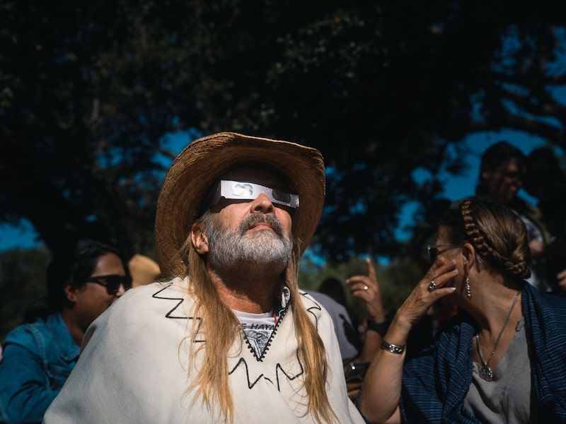 Un espectador usa gafas para observar el eclipse solar en Driftwood, Texas, EE.UU., el sábado 14 de octubre de 2023. Un espectador usa gafas para observar el eclipse solar en Driftwood, Texas, EE.UU., el sábado 14 de octubre de 2023.
