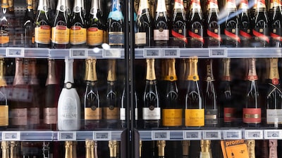 Produção de champagne na França deve cair pela metade com ondas de calor e seca Produção de champagne na França deve cair pela metade com ondas de calor e seca