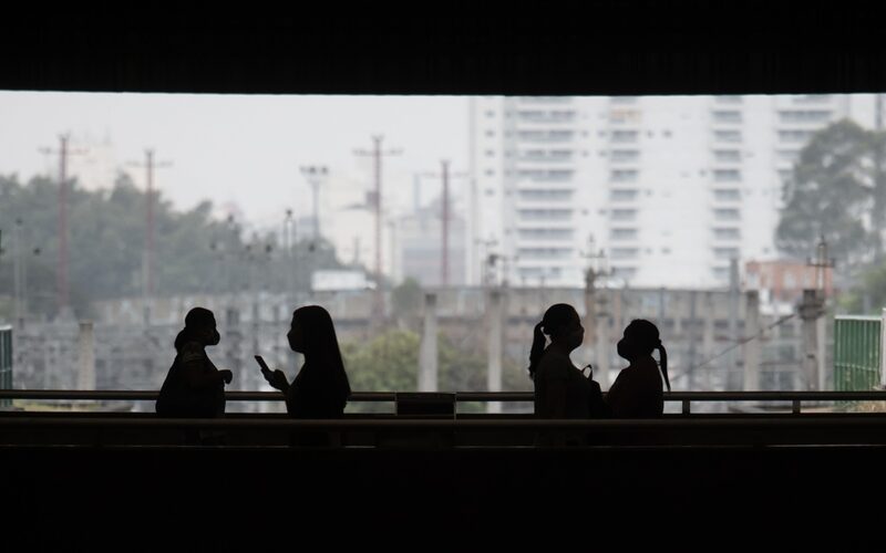 Mulheres de minorias recebem pagamentos ainda menores, levando para casa, em média, cerca de US$ 52 mil a menos do que os homens Mulheres de minorias recebem pagamentos ainda menores, levando para casa, em média, cerca de US$ 52 mil a menos do que os homens