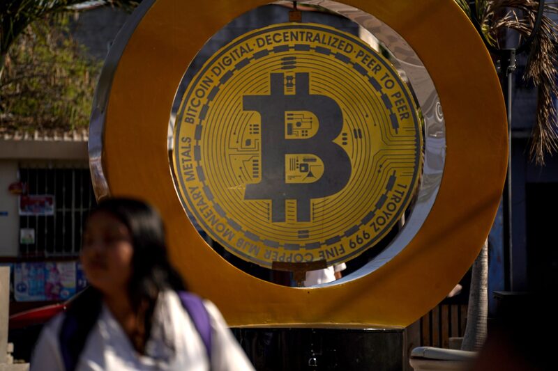 Una estatua de Bitcoin en una plaza en Ilopango, El Salvador. Fotógrafo: Camilo Freedman/Bloomberg Una estatua de Bitcoin en una plaza en Ilopango, El Salvador. Fotógrafo: Camilo Freedman/Bloomberg