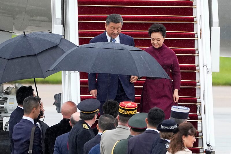 Xi Jinping comienza su gira europea en París en medio de tensiones comerciales Xi Jinping comienza su gira europea en París en medio de tensiones comerciales