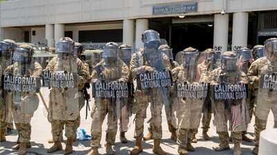 Tribunal permite que Trump mantenha, por enquanto, tropas em Los Angeles Tribunal permite que Trump mantenha, por enquanto, tropas em Los Angeles