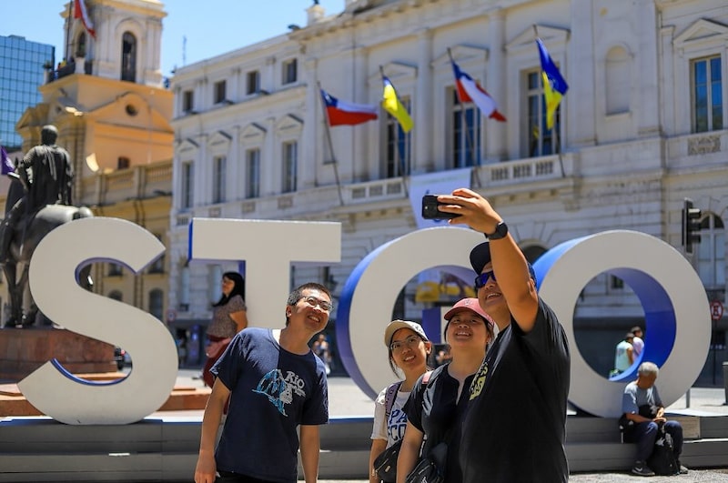 Turistas en las postales de STGO en el Casco Histórico de Santiago de Chile, el 7 de febrero de 2025. Turistas en las postales de STGO en el Casco Histórico de Santiago de Chile, el 7 de febrero de 2025.