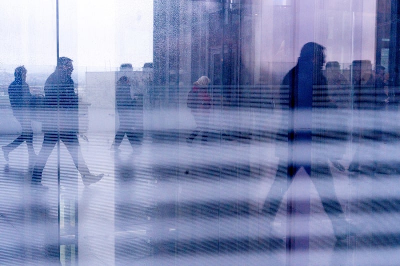 Empleados de oficina llegando al distrito financiero de La Défense en París. Fotógrafo: Nathan Laine/Bloomberg. Empleados de oficina llegando al distrito financiero de La Défense en París. Fotógrafo: Nathan Laine/Bloomberg.