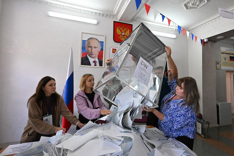 Miembros de una comisión electoral local vacían una urna para contar los votos de las elecciones parlamentarias de Rusia en Donetsk (Ucrania bajo control ruso) el 20 de septiembre de 2026, en medio del conflicto ruso-ucraniano en curso. (Foto de AFP vía Getty Images) Miembros de una comisión electoral local vacían una urna para contar los votos de las elecciones parlamentarias de Rusia en Donetsk (Ucrania bajo control ruso) el 20 de septiembre de 2026, en medio del conflicto ruso-ucraniano en curso. (Foto de AFP vía Getty Images)