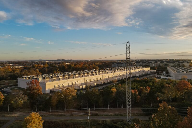 La unidad de la nube ofrece a los clientes del gobierno estadounidense servicios desde instalaciones dedicadas y diseñadas para cumplir estrictas normas de seguridad. La unidad de la nube ofrece a los clientes del gobierno estadounidense servicios desde instalaciones dedicadas y diseñadas para cumplir estrictas normas de seguridad.