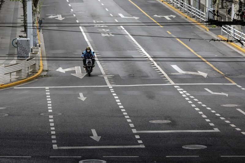 Un repartidor viaja por una carretera casi vacía durante un cierre debido a Covid-19 en Shanghái, China, el lunes 25 de abril de 2022. Shanghái, el epicentro del peor brote de China desde Wuhan hace más de dos años, informó el domingo de 51 víctimas mortales, lo que eleva a 138 los fallecidos en la actual oleada. Fuente: Bloomberg Un repartidor viaja por una carretera casi vacía durante un cierre debido a Covid-19 en Shanghái, China, el lunes 25 de abril de 2022. Shanghái, el epicentro del peor brote de China desde Wuhan hace más de dos años, informó el domingo de 51 víctimas mortales, lo que eleva a 138 los fallecidos en la actual oleada. Fuente: Bloomberg